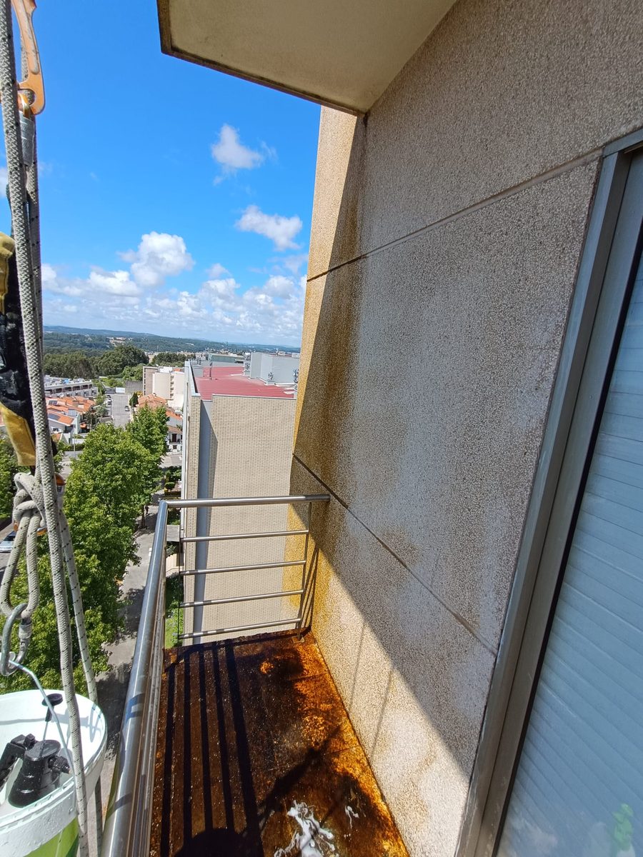 Lavagem e Reparação de Varandas — Antes